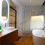 Dionbulles & Dionlodge Guesthouse, Private Wellness With Pool In Option 4* 绍蒙－吉斯图